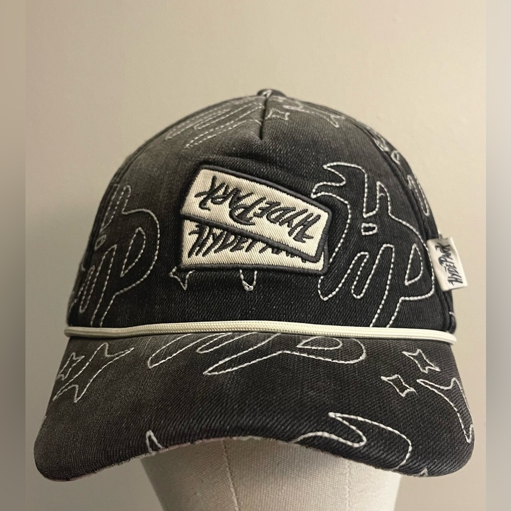 Hyde Park Black and White Graphic Men's Hat